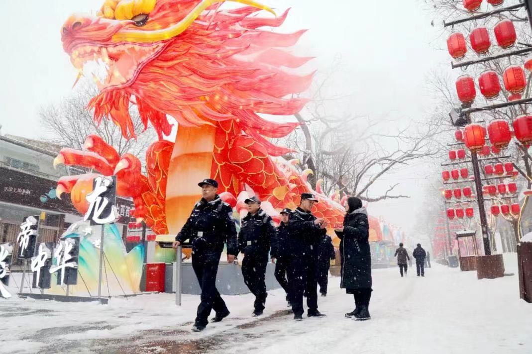 “梦回长平”不夜城内正在巡逻的民警（霍芮 摄）