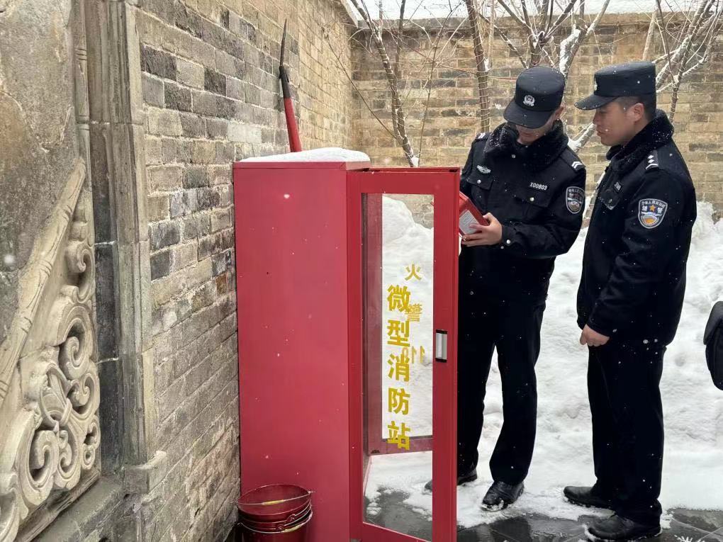 喜镇苏庄内民警正在消防检查现场（霍芮 摄）