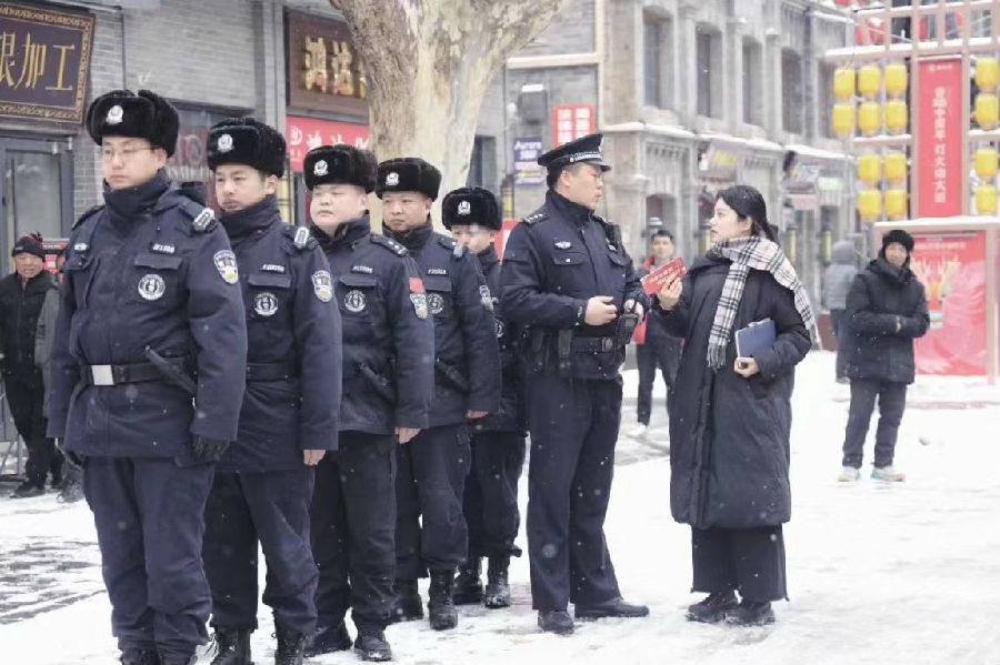 南大街内正在巡逻的民警（霍芮 摄）