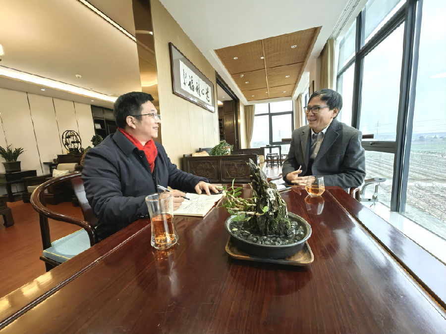 姚国祥（右）接受记者采访现场 （朱剑庆 摄）