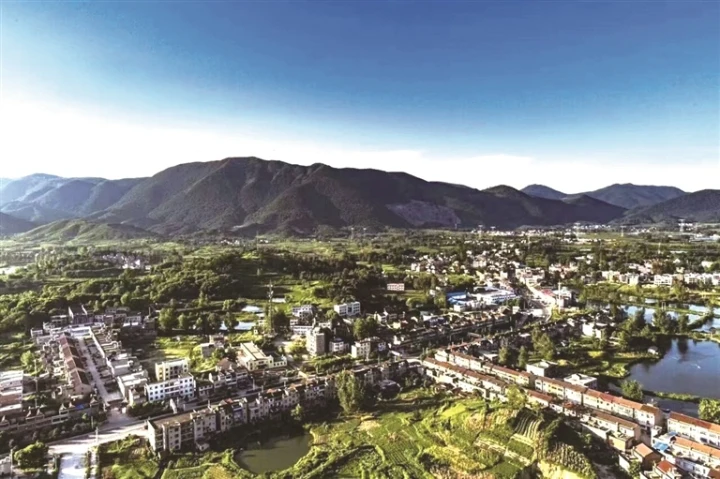 官塘村俯瞰图 通讯员 陈慧敏摄 官塘村俯瞰图 通讯员 陈慧敏摄