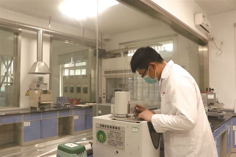 河南联塑科研人员在实验室进行科技攻关 通讯员 韩功勋摄