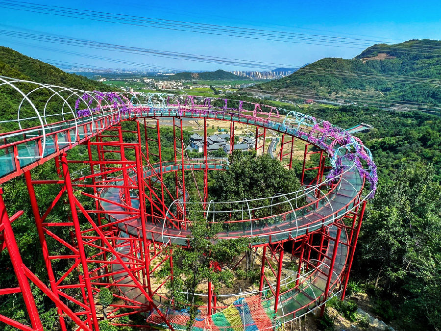 河南大齐游乐设备有限公司制作的温州平阳珑玥潭水滑道（程湛博 摄）