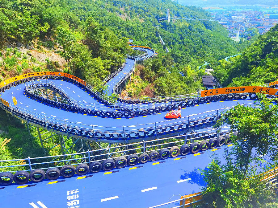 河南大齐游乐设备有限公司制作的杭州桐庐垂云通天河山地滑车（程湛博 摄）