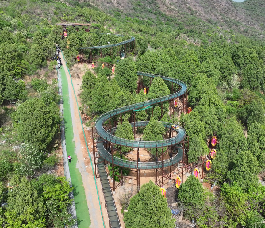 河南中恒致远游乐设备公司制作北京门头沟谷山村景区玻璃水滑道（张金盼 摄）