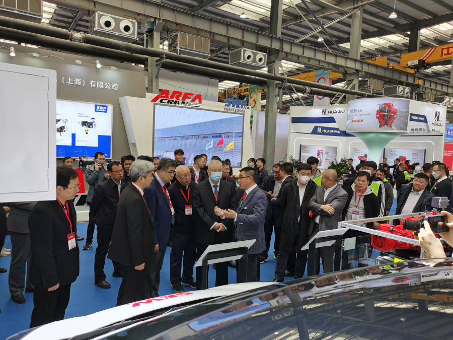 一年一度的国际起重装备博览会客商云集（李向东 摄）  