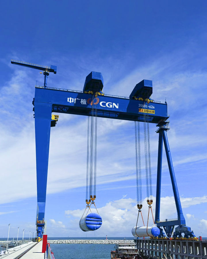 卫华制造的2000吨轨道式龙门起重机正在国内最大的海上风电母港——陆丰海洋工程基地运行（宋晓丹 摄）