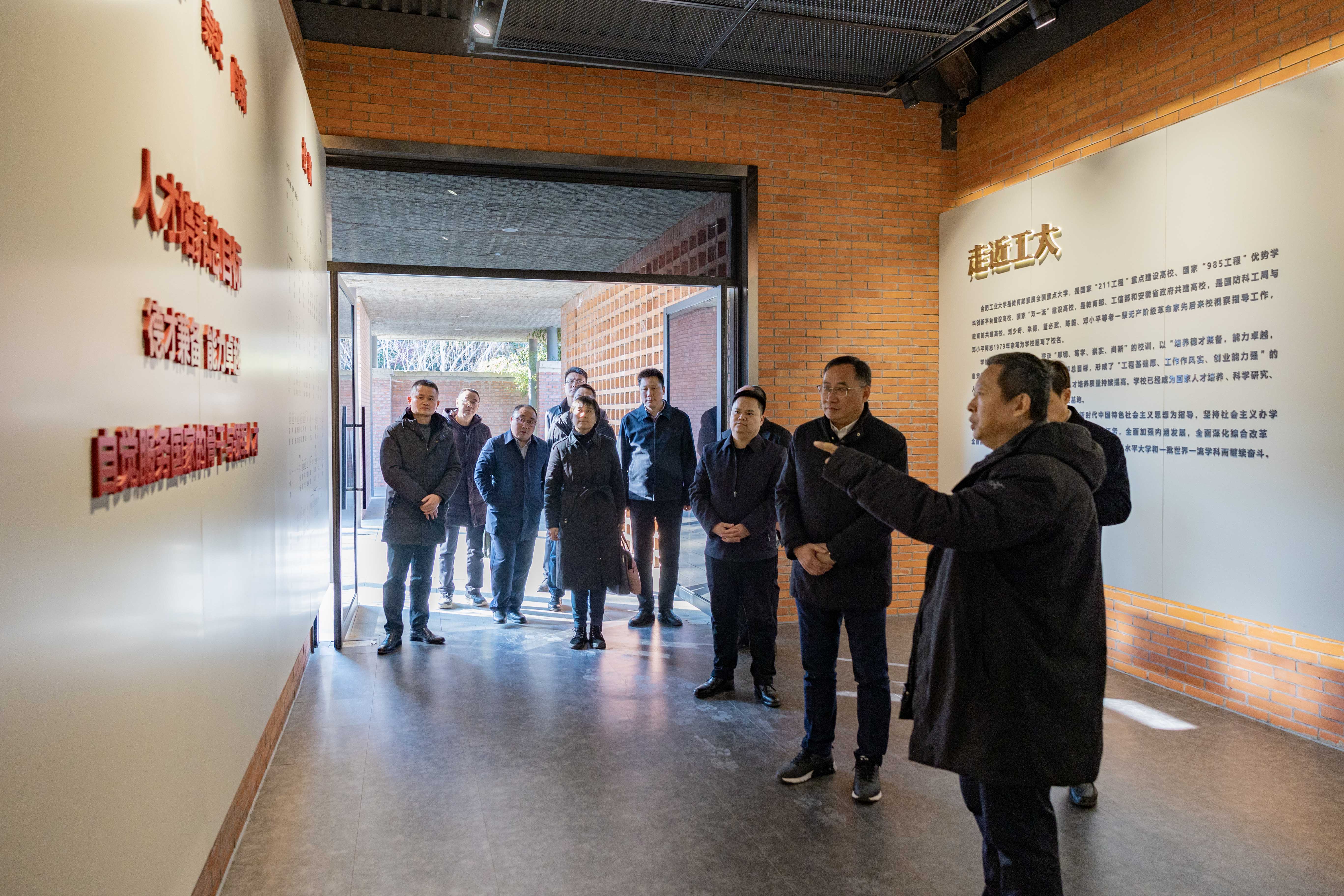 绩溪县委书记肖阳（右二）带队到合肥工业大学开展“绩来之·择安智”高校行活动（宣绩  摄）