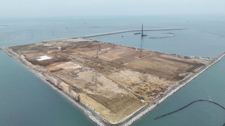 江苏华电LNG接收站项目码头工程水上沉桩施工（姚绍庄 摄）