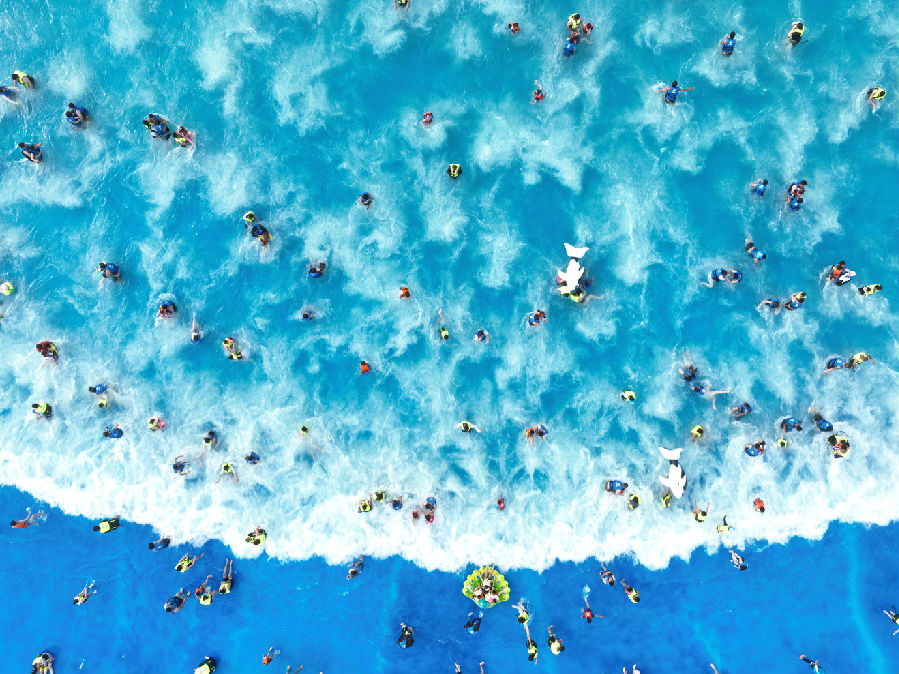 海州湾水上乐园游客戏水（司伟 摄）