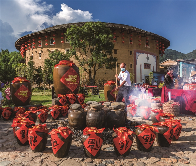 土楼村民酿造土楼福酒（陈亨长 摄）