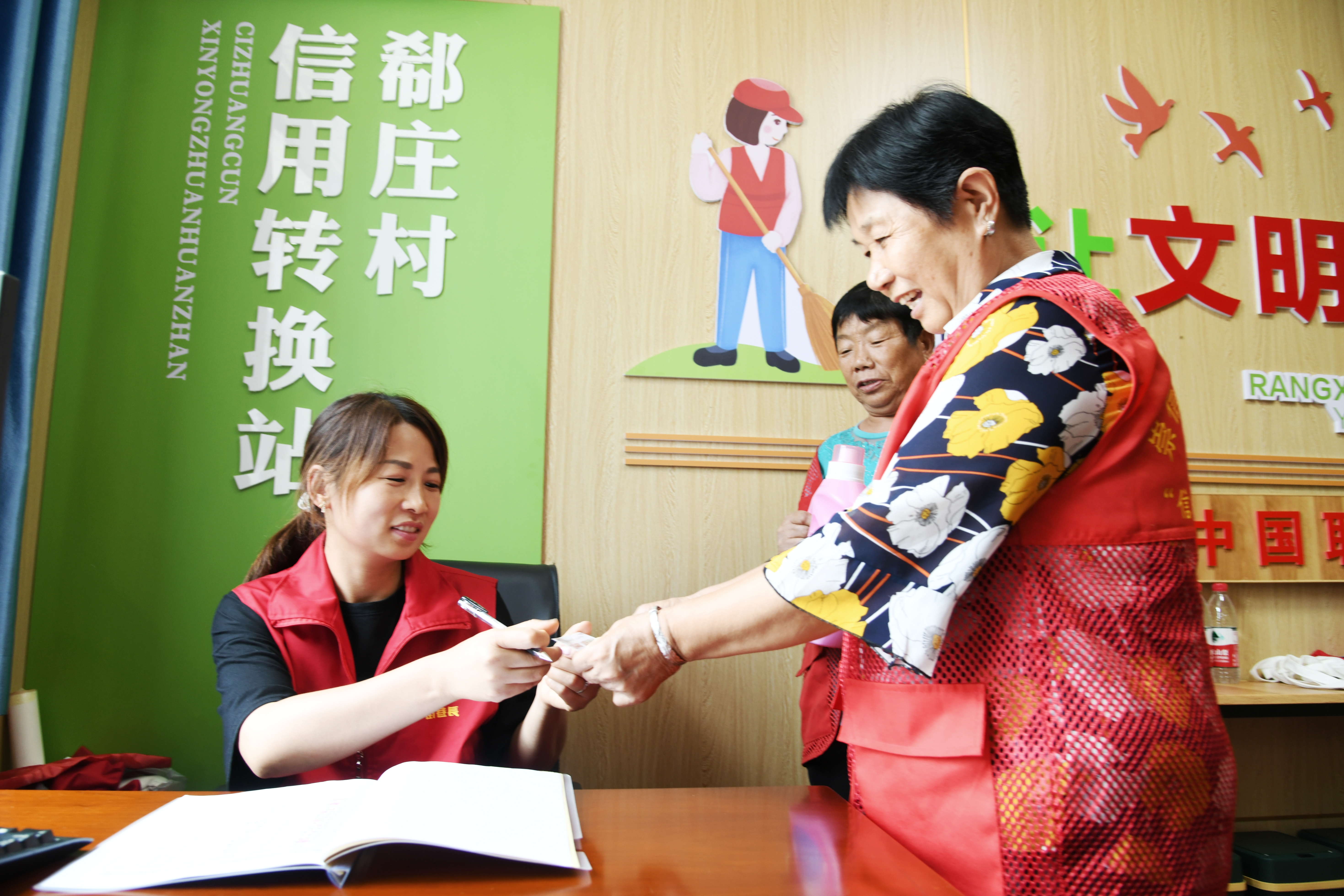 郗庄村“积分兑换超市”（董绍进 摄）