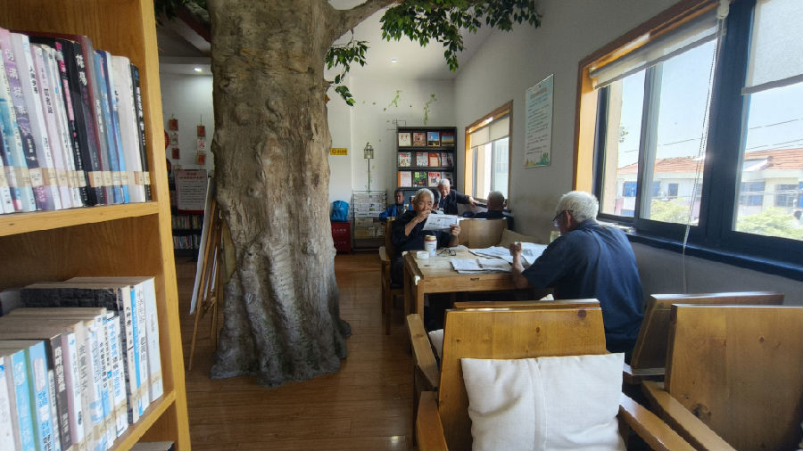 平湖市图书馆新仓镇中华村分馆阅读区一角（曾庆华 摄）