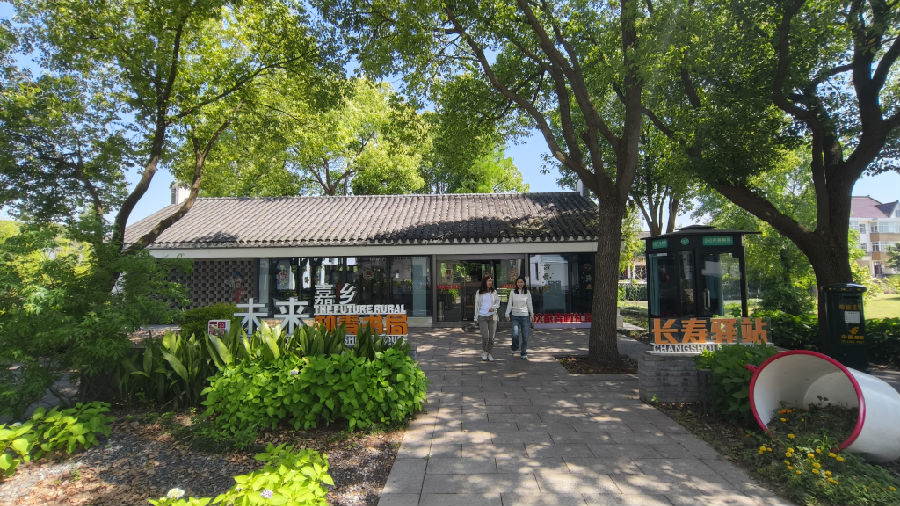 沈家弄村礼堂书屋外（曾庆华 摄）