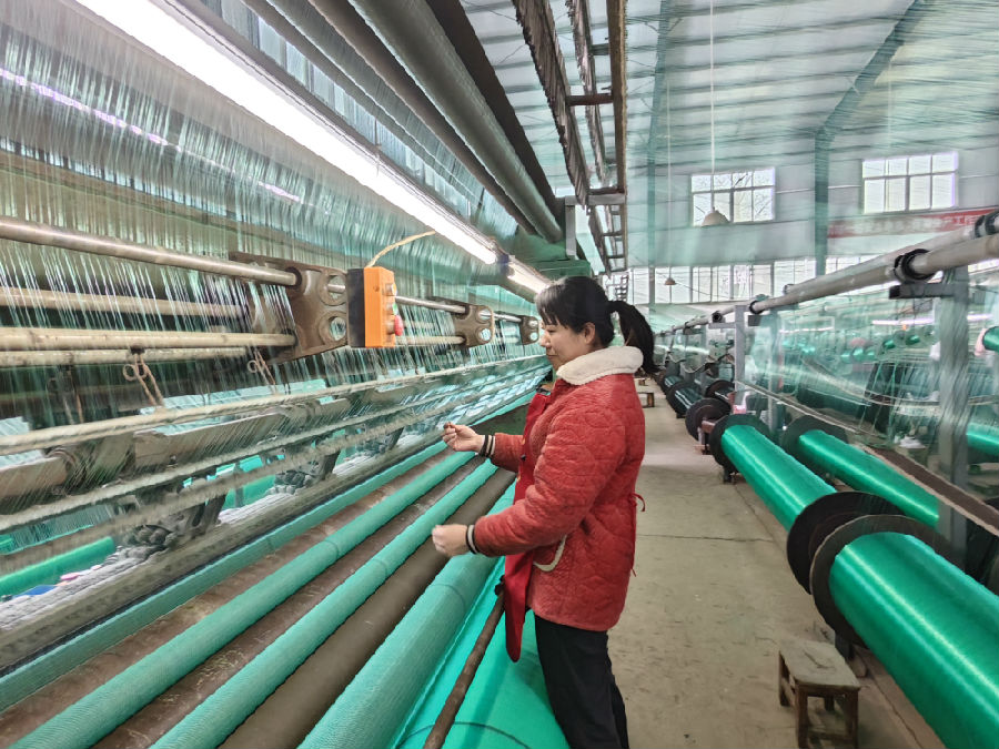 河南省汇乐生态渔网有限公司网布生产车间（乔连军 摄）
