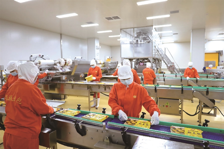 双合盛生态农产品有限公司的食品生产线 通讯员 张明杨摄