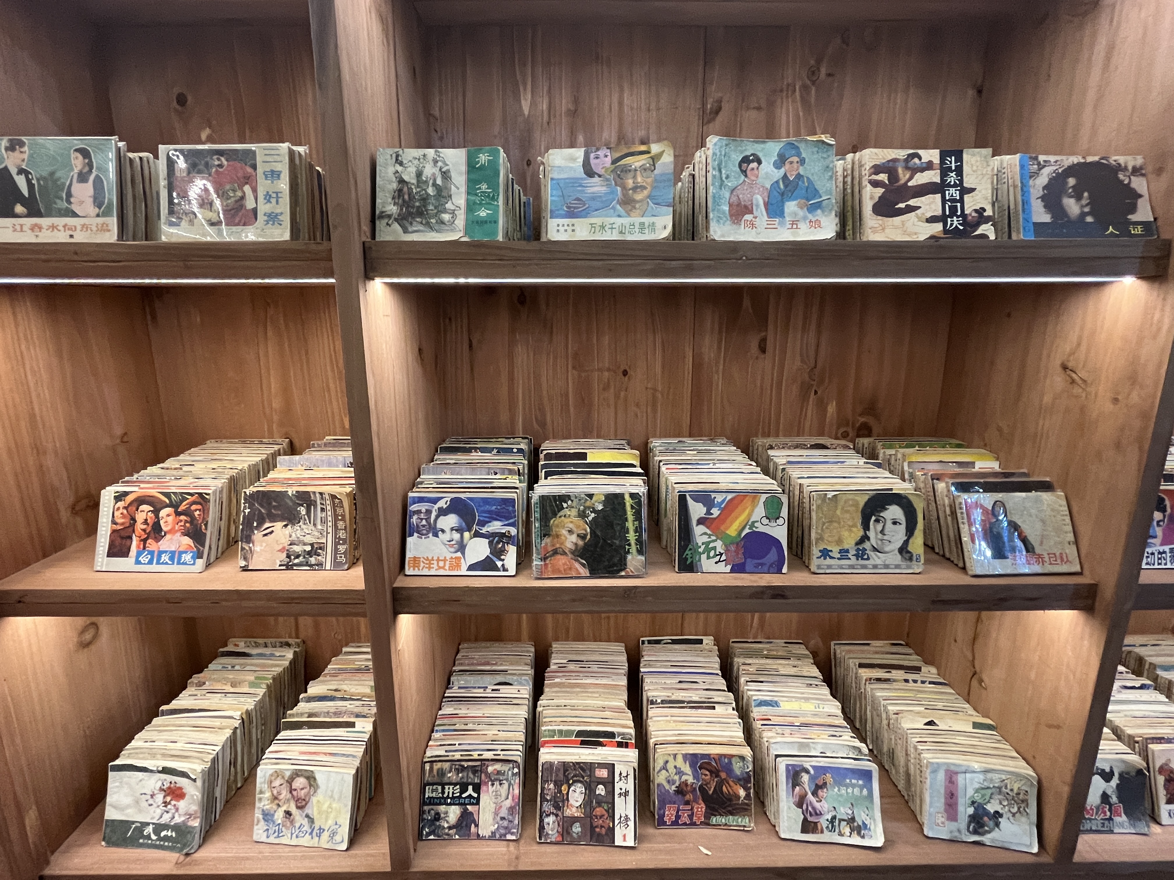 建阳区书坊乡世界小人书（连环画、雕版）博物馆展示的小人书（陈似虹 摄）