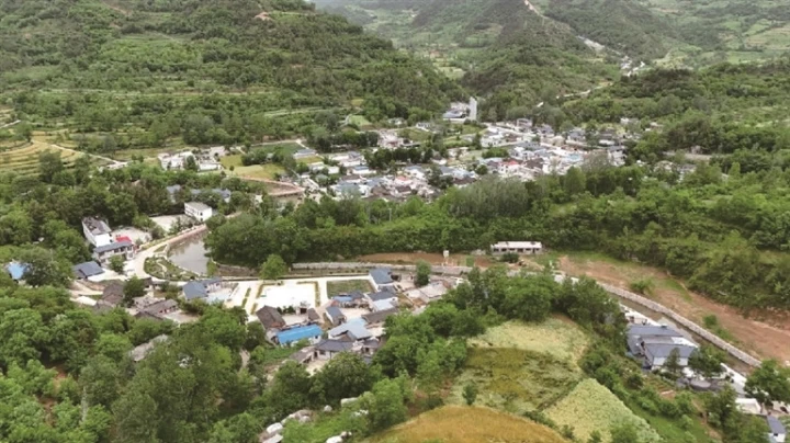 青山绿水环绕的沙坝镇杨坝村 通讯员 陈争强摄