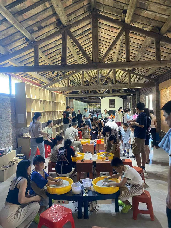游客在磁窑村陶艺传习所体验亲子陶艺（曾水和 摄）