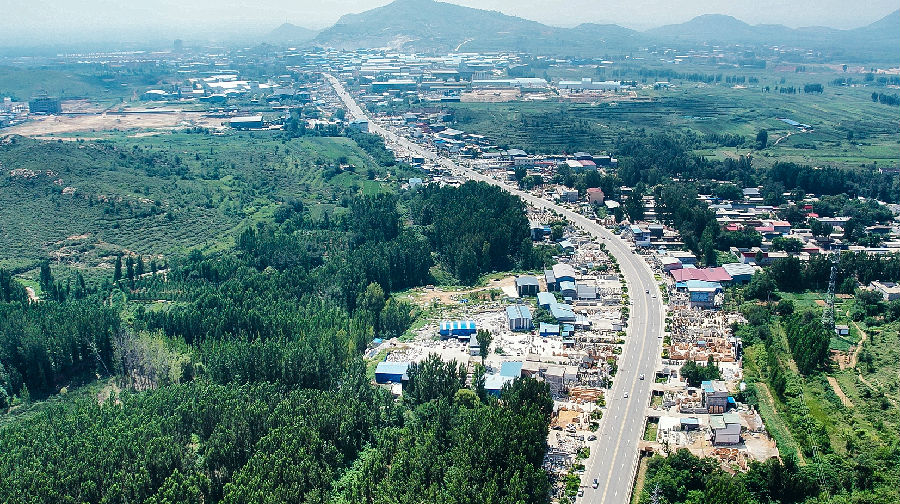 曲阳县城向南延伸20里的雕刻产业大道（李扬 摄）