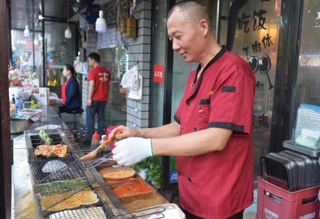 安陆烧烤（侯向东 摄）