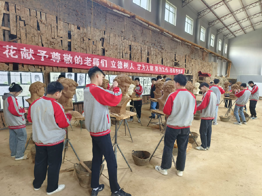 曲阳县雕刻学校的学生在车间开展人物肖像泥塑实践课程（唐笛 摄）