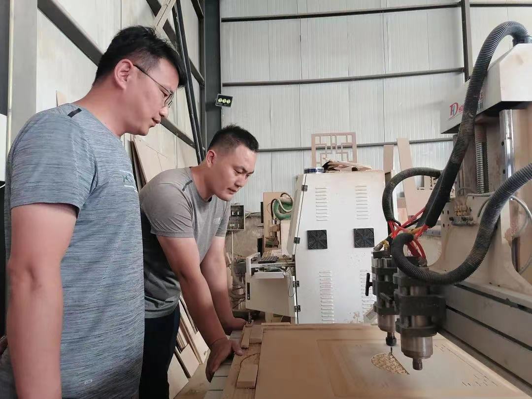 杜瑞峰（左）回青福镇银匠窑村创业（王浩 摄）