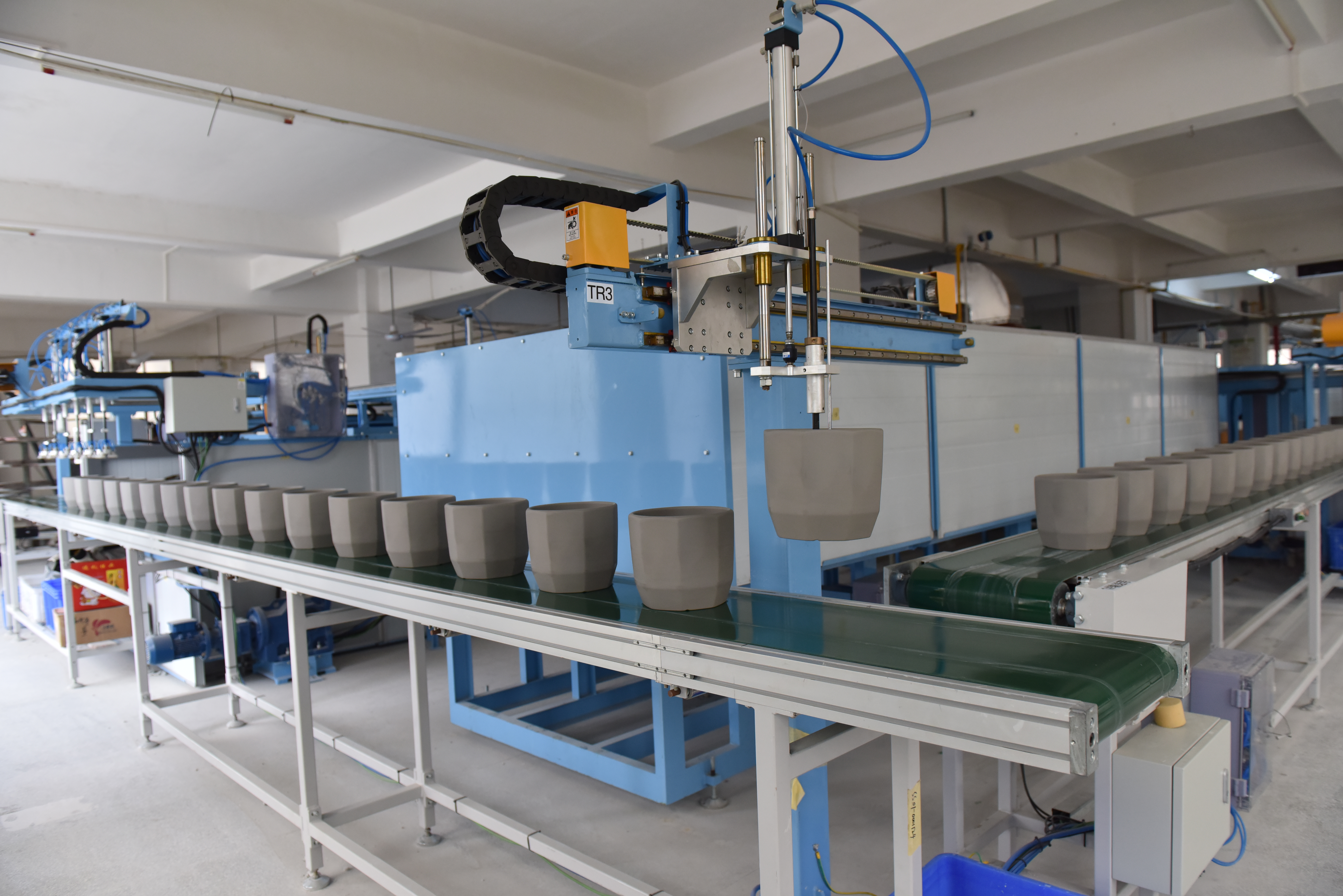 德化同鑫陶瓷自动化生产线（林婉清 摄）