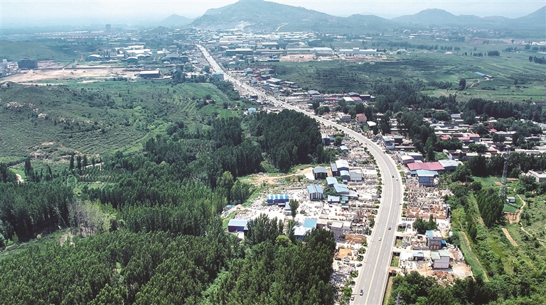 曲阳县长达10公里的雕刻大道通讯员（李扬 摄）