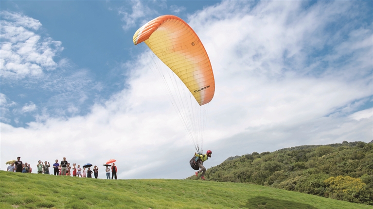 滑翔伞运动员在圣境山滑翔基地一级平台练习（刘嫣 摄）