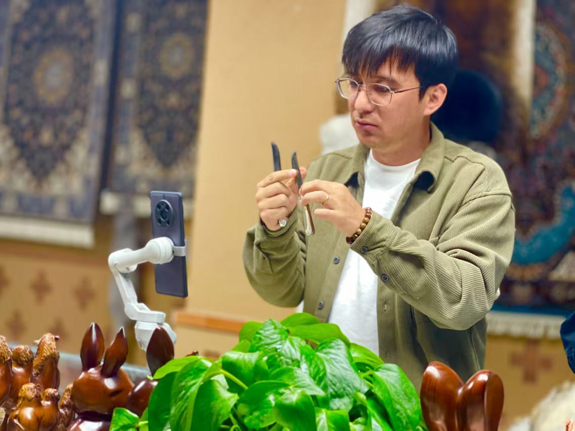 刀王故居经营者巴哈德尔·保尔拉直播销售小刀（娜扎凯提 摄）