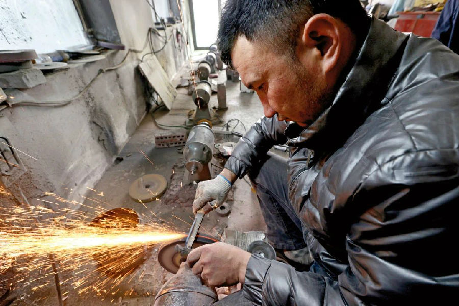 制作小刀（娜扎凯提 摄）