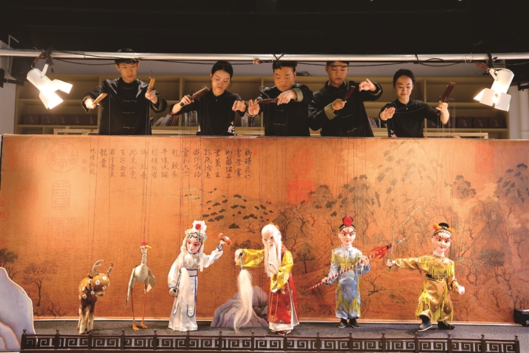 七都洪福木偶昆曲保护传承中心演员正在表演剧目《白蛇传·盗仙草》通讯员 吴七轩摄