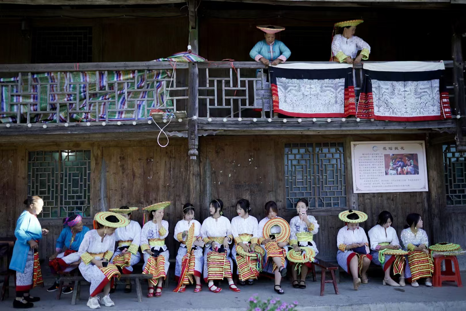 花瑶挑花现场 （通讯员 刘惠林 摄）