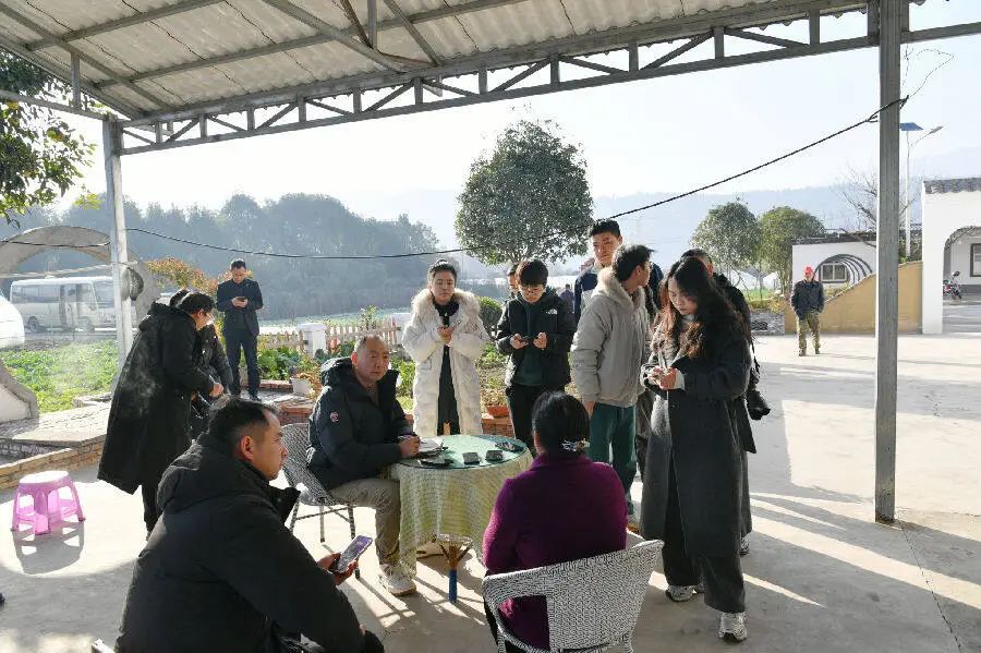 本报记者戚原在天雄村采访（高寒 摄）