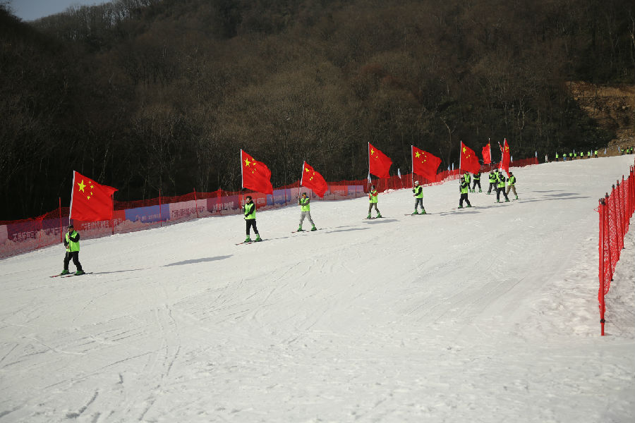 月坝冰雪嘉年华(滑雪场)走热 (戚原 摄) 月坝冰雪嘉年华(滑雪场)走热 (戚原 摄)