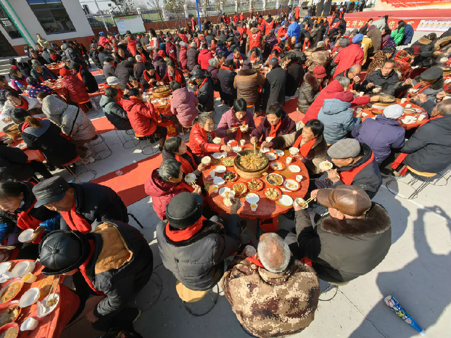 村民边欣赏舞台上精彩的节目边享受美食(雷清延 摄) 村民边欣赏舞台上精彩的节目边享受美食(雷清延 摄)