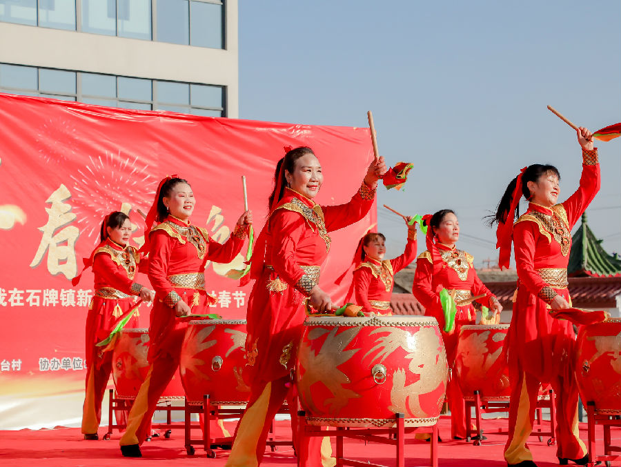 “村晚”上表演的精彩节目(雷清延 摄) “村晚”上表演的精彩节目(雷清延 摄)