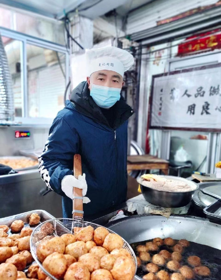 夏国军正在展示肉圆(张伟伟 摄) 夏国军正在展示肉圆(张伟伟 摄)