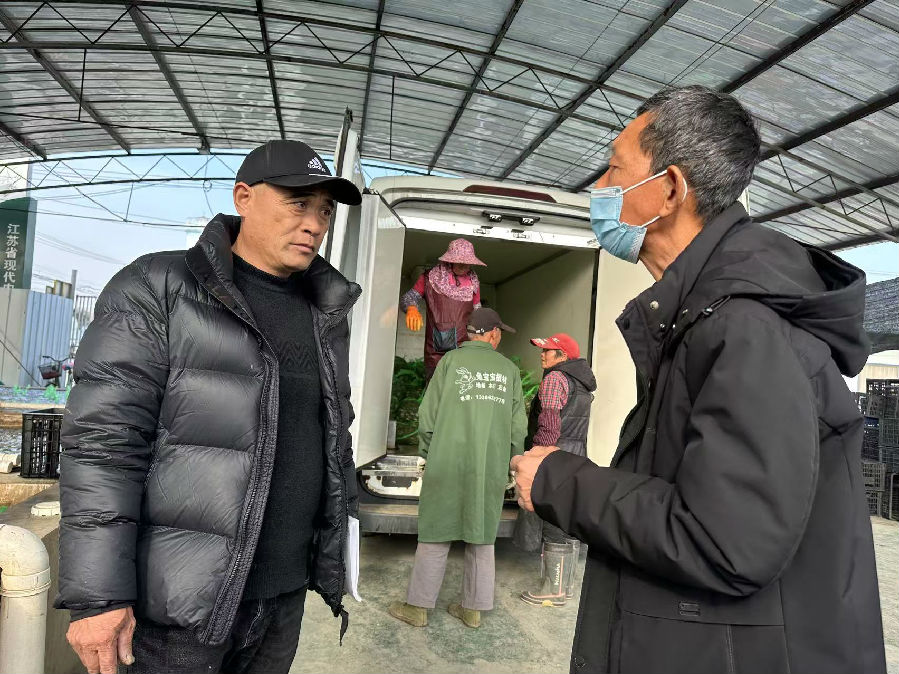 刘洪正在与客户交谈中(张伟伟 摄) 刘洪正在与客户交谈中(张伟伟 摄)