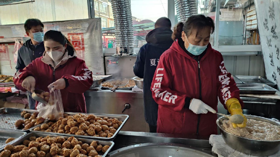 家人齐上阵为客户准备肉圆(张伟伟 摄) 家人齐上阵为客户准备肉圆(张伟伟 摄)