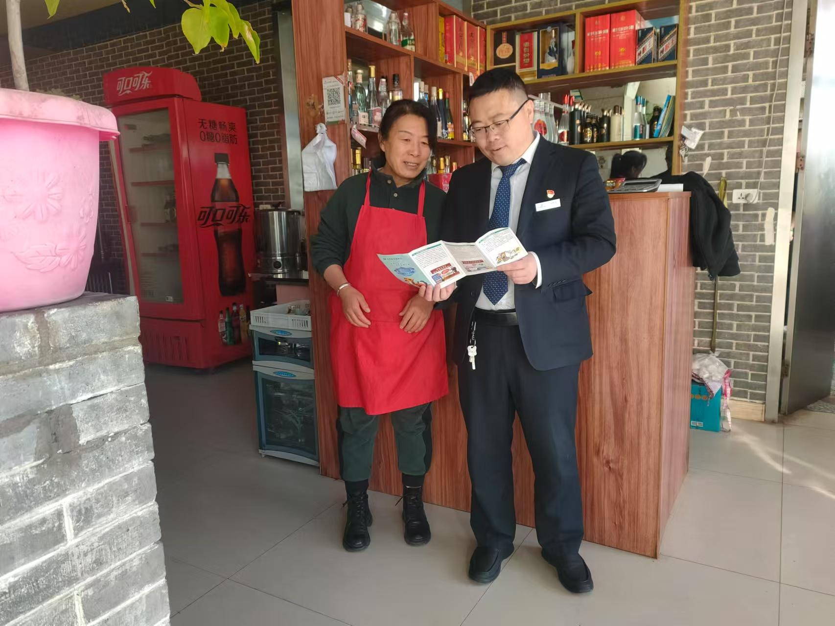 武乡农商银行工作人员走访个体工商户（李静 摄）