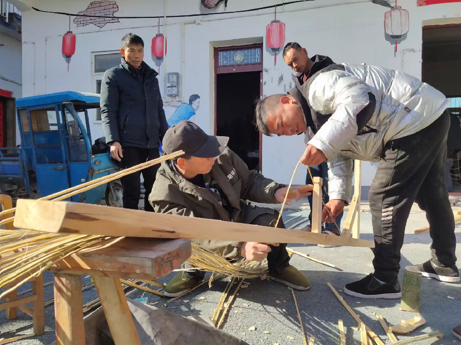 扎龙灯现场(刘斌 摄) 扎龙灯现场(刘斌 摄)