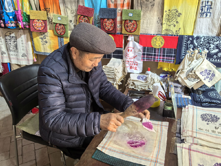 老艺人王润牛在表演捶草印花工艺(肖伟 摄) 老艺人王润牛在表演捶草印花工艺(肖伟 摄)