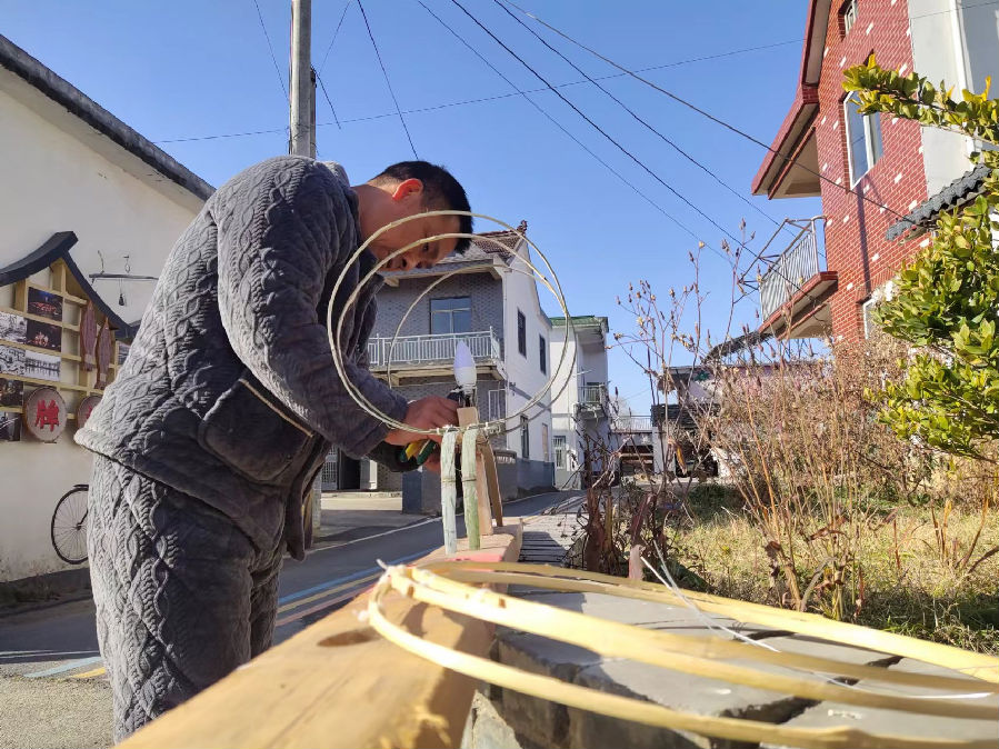 扎龙灯现场(刘斌 摄) 扎龙灯现场(刘斌 摄)