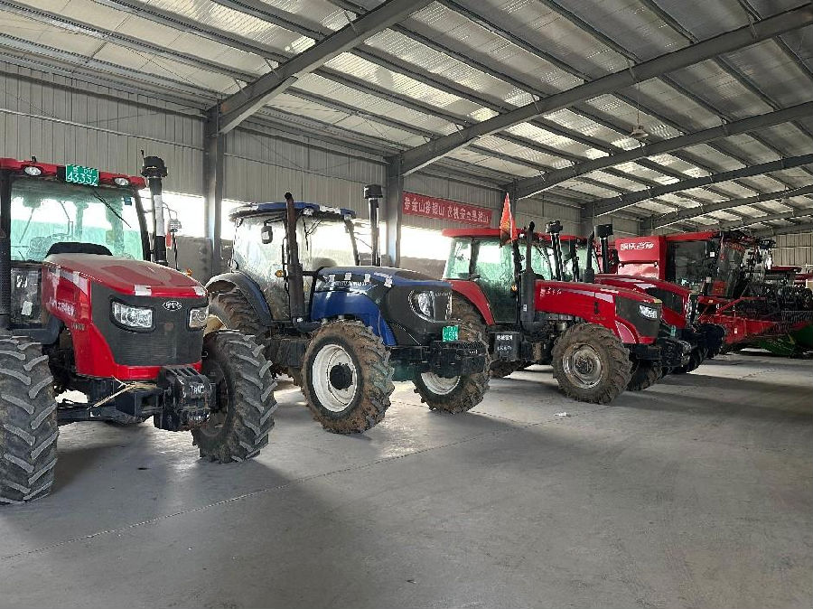 各种型号的大型农机(张雪玉 摄) 各种型号的大型农机(张雪玉 摄)