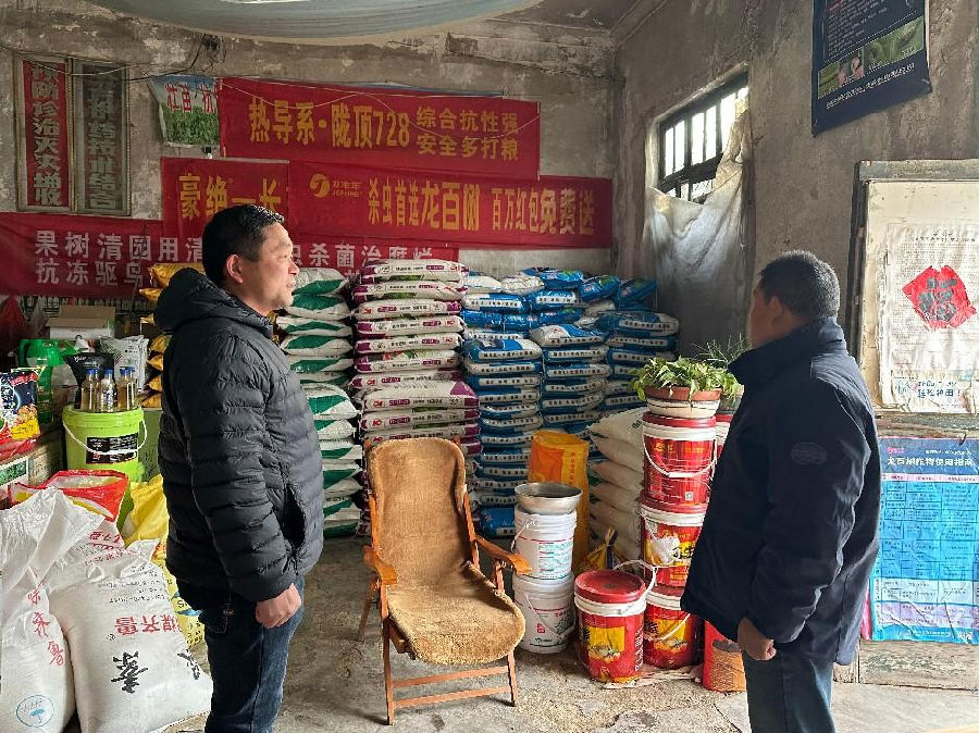 精挑细选农资保春耕(张雪玉 摄) 精挑细选农资保春耕(张雪玉 摄)