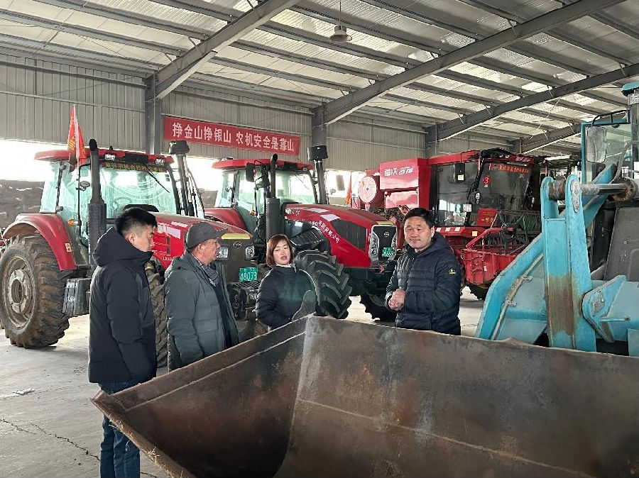 谋划购进新农机(张雪玉 摄) 谋划购进新农机(张雪玉 摄)