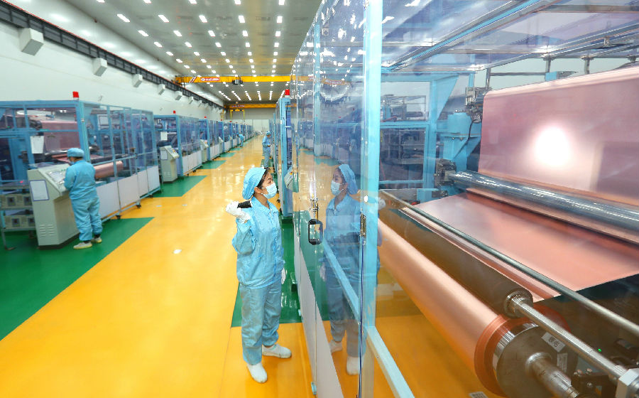 浙江花园新能源股份有限公司生箔车间内生产忙(王江红 摄) 浙江花园新能源股份有限公司生箔车间内生产忙(王江红 摄)