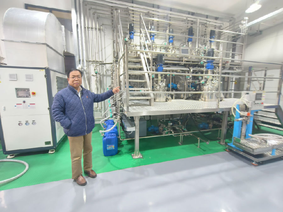 李义春介绍“200吨/年石墨烯特种功能助剂产线”情况 (曾庆华 摄) 李义春介绍“200吨/年石墨烯特种功能助剂产线”情况 (曾庆华 摄)